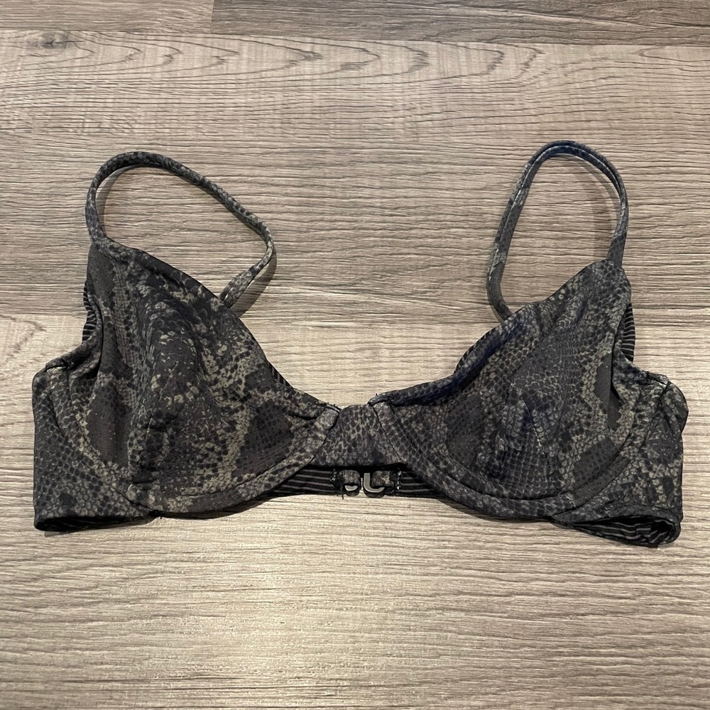 acacia sage python manhattan top